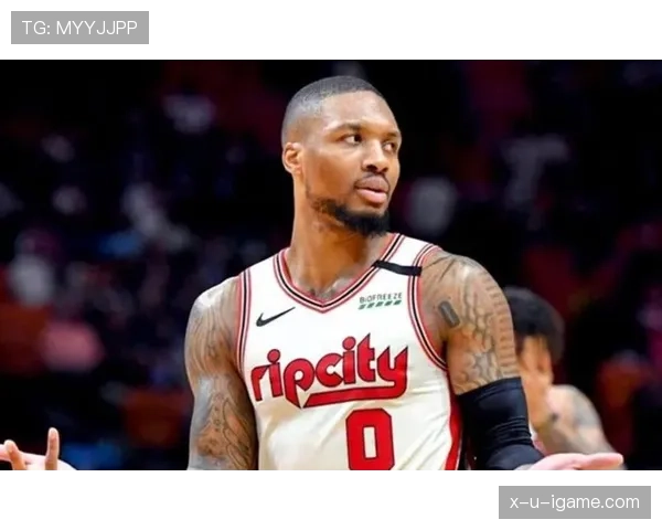 利拉德这生活节奏也太反差了，球场上MVP，私下却像邻家大叔一样隨意发呆